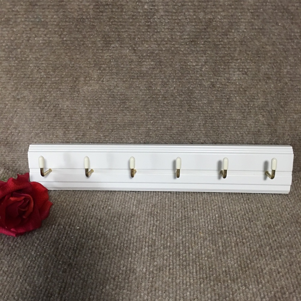 VTG White Wood Minimalist 6-Hook Key Rail Wall Organizer